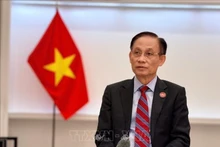 Le Hoai Trung, membre du Bureau politique et ministre des Affaires étrangères, envoyé spécial du secrétaire général du Parti communiste du Vietnam, Tô Lâm, lors de la rencontre, à Moscou, le 25 février. Photo : VNA.