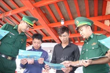 Le poste de garde-frontière de Ganh Hao sensibilise les pêcheurs au strict respect de la législation avant leur départ en mer pour les activités de pêche. Photo : VNA.