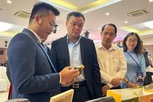 Le vice-présidente du Comité populaire de la province de Dak Lak, Dao My (deuxième à partir de la gauche), visite un stand d’exposition lors du programme d’accueil d’une délégation d’entreprises étrangères au Vietnam pour des opérations d’achat dans la région des Hauts Plateaux du Centre, organisé par le Service de l’Industrie et du Commerce de Dak Lak. Photo : Congthuong.