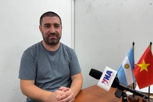 Le journaliste argentin Gastón Fiorda. Photo : VNA.