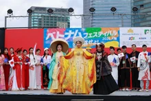 Présentation de costumes traditionnels dans le cadre du Festival du Vietnam 2026 à Osaka.
