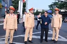 Le Premier ministre Pham Minh Chinh encourage les forces en mission au carrefour Nguyen Van Cu – Ngoc Thuy, à Hanoï. Photo : NDEL.
