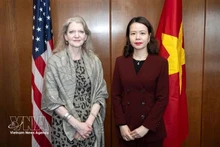 La vice-ministre vietnamienne des Affaires étrangères Nguyen Minh Hang (droite) et la sous-secrétaire d’État américaine Allison Hooker. Photo : VNA.