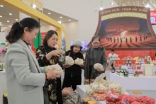 De nombreux produits aux designs variés, reflétant le caractère unique de la province de Quang Ngai, attirent un grand nombre de visiteurs à la Foire du Printemps 2026. Photo : VNA.