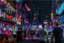 Des expositions d’art aux rues piétonnes, Hô Chi Minh-Ville s’illumine grâce au tourisme nocturne. Photo: Thanhnien.
