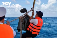 Quinze jours à braver les vagues pour organiser le vote anticipé en mer