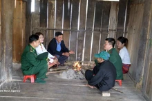 Des gardes-frontières et des chefs de village ont visité chaque foyer Chut du village de Rao Tre, dans la province de Ha Tinh, afin de diffuser des informations sur les élections. Photo : VNA.