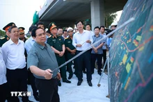 Le Premier ministre Pham Minh Chinh inspecte l'avancement des travaux de l'autoroute Chau Doc - Can Tho - Soc Trang. Photo : VNA.