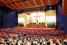 Le Congrès procède au vote pour l’adoption de la liste des membres du Comité central du Parti du XIVe mandat. Photo : VNA.
