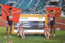 Le quatuor vietnamien du relais mixte 4 x 400 m (Ta Ngoc Tuong, Nguyên Thi Ngoc, Nguyên Thi Hang et Lê Ngoc Phuc) après avoir remporté la médaille d’or aux SEA Games 33. Photo : VNA/CVN.