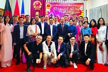 L’ambassadeur Nguyen Manh Cuong pose pour une photo souvenir avec des représentants de la communauté vietnamienne au Bangladesh. Photo : Ambassade du Vietnam au Bangladesh.