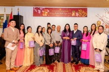 L’ambassadrice Pham Thi Thanh Binh remet des cadeaux aux délégués participant au programme « Xuan Que Huong » (Printemps du pays natal). Photo : l’Ambassade du Vietnam en Finlande.