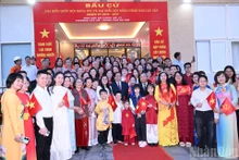 [En images] Élections législatives : le Premier ministre Pham Minh Chinh vote dans le quartier de Tay Ho à Hanoï