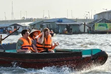 Visiteurs au marché flottant de Cai Rang à Can Tho. Photo : Toquoc.