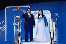 Le Premier ministre vietnamien Pham Minh Chinh et son épouse sont rentrés à Hanoï. Photo : VNA.