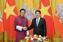 Le président vietnamien Luong Cuong (droite) et le roi du Bhoutan, Jigme Khesar Namgyel Wangchuck. Photo : NDEL.