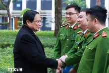 Le Premier ministre Pham Minh Chinh rend visite et présente ses vœux du Nouvel An aux cadres et soldats du Département de la police chargée de la gestion administrative de l’ordre social (ministère de la Sécurité publique). Photo : VNA.