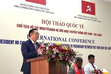 M. Nguyen Trong Nghia s'exprime lors du séminaire sur le président Hô Chi Minh et l'amitié traditionnelle entre le Vietnam et le Sri Lanka. Photo : VNA.