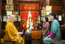 Mme Nguyen Thi Minh Nguyet, épouse du président Luong Cuong, et la Reine du Bhoutan, Jetsun Pema Wangchuck, rencontrent le Très vénérable Thich Thanh Nha, abbé de la pagode Tran Quoc. Photo : NDEL.