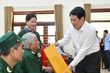 Le président Luong Cuong remet des cadeaux aux invalides de guerre hébergés au Centre de soins aux invalides de guerre de Duy Tien. Photo : NDEL.