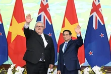 Le Premier ministre Pham Minh Chinh (droite) et le président de la Chambre des représentants de Nouvelle-Zélande, Gerry Brownlee. Photo : NDEL.