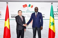 Le président de l’Assemblée nationale du Sénégal, El Malick Ndiaye préside une cérémonie d’accueil officielle du président de l’Assemblée nationale du Vietnam Tran Thanh Man (à gauche). Photo : VNA.
