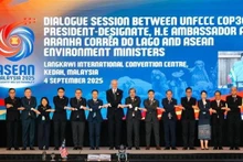 Les ministres de l'environnement de l'ASEAN et l'ambassadeur André Aranha Corrêa do Lago, président désigné de la 30e Conférence des Nations Unies sur les changements climatiques (COP30), posent pour une photo. Photo : VNA.
