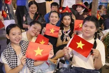 Des étudiants se rassemblent sur le trottoir de la rue Nam Ky Khoi Nghia pour attendre le défilé militaire et civil célébrant le 50e anniversaire de la Libération du Sud et de la Réunification nationale (30 avril 1975 - 30 avril 2025). Photo d’illustration : VNA.