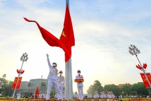 Une cérémonie de lever du drapeau sur la place Ba Dinh. Photo : VNA.