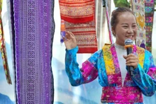 Pour Mme Vang Thi De, le chanvre est non seulement enraciné dans son ethnie, mais aussi une fibre “verte” d’avenir. Photo : D. Hiep.