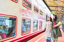Les voyageurs enthousiastes à bord du train touristique « Cinq portes de Hanoï ». Photo : NDEL.