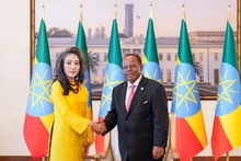 L'ambassadrice du Vietnam en Tanzanie et en Éthiopie, Vu Thanh Huyen, et le président d'Éthiopie, Taye Atske Selassie. Photo : NDEL.