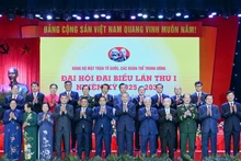 Le secrétaire général To Lam, les dirigeants du Parti et de l'État, ainsi que les délégués présents au congrès. Photo : NDEL.