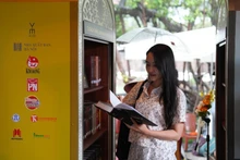 Avec près de 1 000 titres offerts par des sponsors et la bibliothèque de Hanoï, l'espace propose aux lecteurs un large éventail d'ouvrages. Photo: VNA.