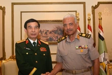 Le général Phan Van Giang (à gauche), ministre vietnamien de la Défense, et son homologue égyptien, le général Abdel Mageed Saqr. Photo: QDND.