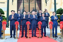 Le secrétaire général du Parti To Lam et le président Luong Cuong procèdent à la coupure du ruban marquant l’inauguration et la remise de l'ouvrage, anciennement Palais du Tonkin. Photo: NDEL.