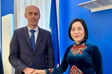 Nguyen Thi Thanh, vice-présidente de l’Assemblée nationale du Vietnam, et Olivier Lavenka, maire de la ville de Provins. Photo : VNA.