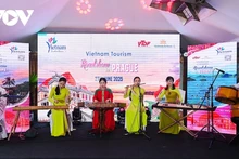 L’événement « Vietnam Tourism Roadshow in Europe » attire l’attention particulière d’un large public de visiteurs. Photo : VOV.
