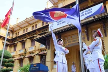 Cérémonie de levée du drapeau marquant le 57e anniversaire de l'ASEAN en août 2024 à Hanoï. Photo : VNA.