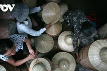Selon les aînés du village de Chuong, le métier de la confection de chapeaux coniques remonterait à plus de 300 ans, mais personne ne sait réellement quelle en est l’origine. Photo : VOV.
