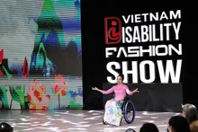 Des mannequins en situation de handicap présentent, avec assurance et professionnalisme, cinq collections de mode conçues pour s’adapter à leur morphologie et à leur personnalité. Photo : VNA.