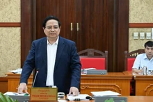 Le Premier ministre Pham Minh Chinh (debout) lors de la réunion. Photo : NDEL.