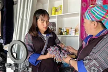 Des femmes Hmong de Mu Cang Chai échangent pour concevoir de nouveaux modèles de brocart, adaptés aux goûts des clients. Photo : VOV.