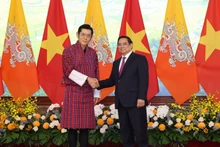 Le Premier ministre Pham Minh Chinh (droite) et le roi du Bhoutan Jigme Khesar Namgyel Wangchuck à Hanoï. Photo : NDEL.