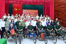 Le secrétaire général du Parti To Lam et les soldats blessés du Centre de soins pour invalides de guerre de Thuan Thanh (quartier de Ninh Xa, province de Bac Ninh). Photo : NDEL.