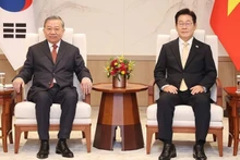 Le secrétaire général du Parti communiste du Vietnam, To Lam (à gauche) et le président sud-coréen Lee Jae Myung. Photo : NDEL.
