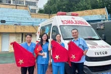 L’équipe du Centre d’urgence 115 assure la garde médicale au stade Hang Day. Photo : Magazine Gia đinh Viet Nam (Famille vietnamienne).
