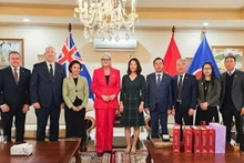 La gouverneure générale d’Australie, Sam Mostyn pose pour une photo avec l’ambassadeur Pham Hung Tam et les consuls généraux du Vietnam à Sydney et à Perth. Photo : Ambassade du Vietnam en Australie.