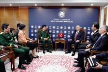Le général de corps d'armée Hoang Xuan Chien, vice-ministre vietnamien de La Défense (gauche) rencontre le ministre turc de la Défense, Yasar Guler. Photo : VNA.