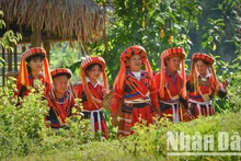 Le costume traditionnel des femmes Pa Then à Lam Binh, province de Tuyen Quang. Photo : Nhân Dân.